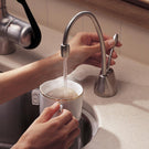 insinkerator-brushed-steel-boiling-hot-kitchen-sink-kettle-tap--neo-tank-